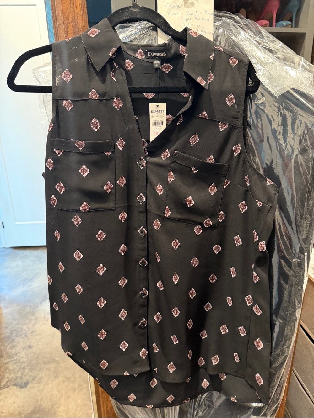 Express Wonen’s Black Portofino Sleeveless Button-Front Shirt